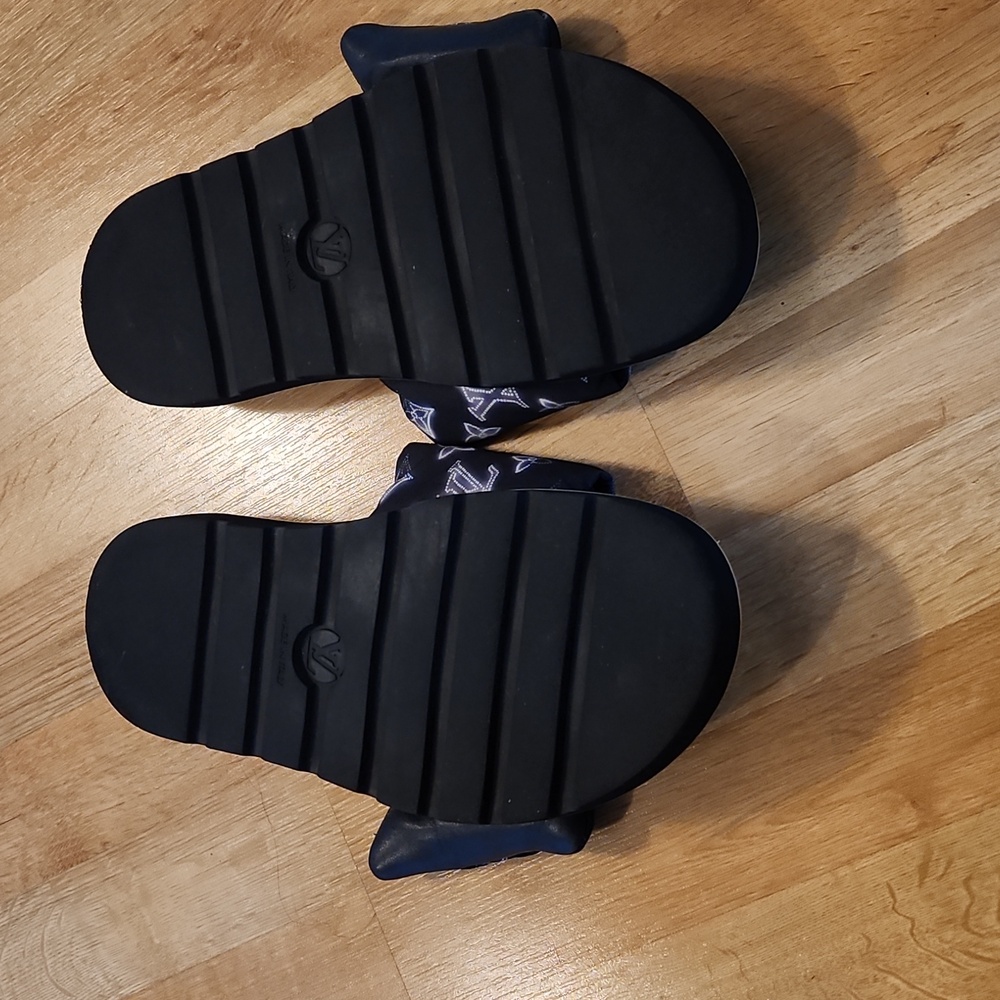 Authentic Louis Vuitton Navy and Cream Monogram Slides - Picture 3 of 5